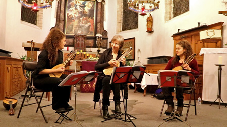 Trio baroque mandolins life at concert on gevoeligesnaar_be