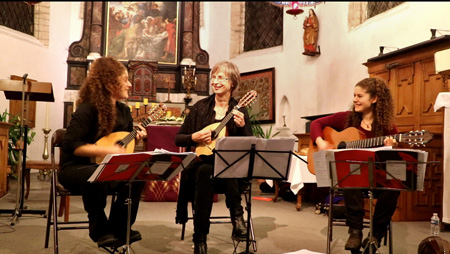 Gerda Abts, Maria and Elina Markatatou on a concert in Millegem church, Belgium, with mandolins and guitar on gevoeligesnaar_be