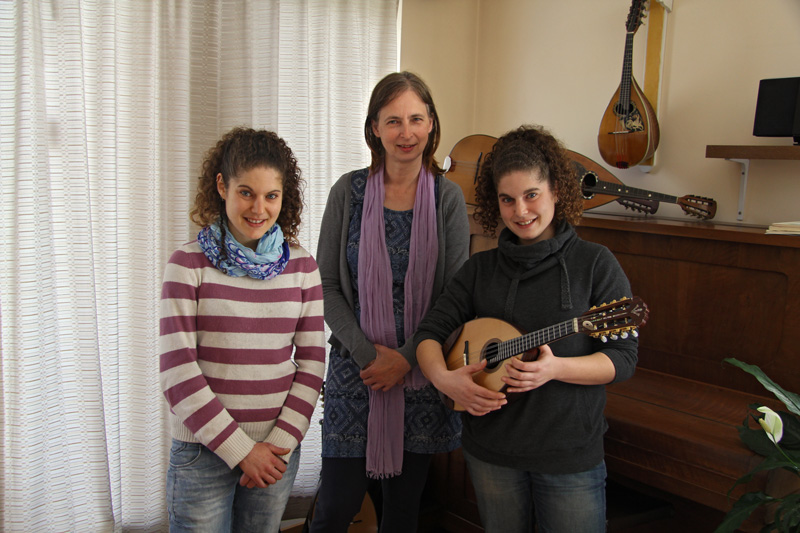 Foto van de overhandiging van de mandoline (bouwer Knorr) aan de zusters Maria en Elina Markatatou,